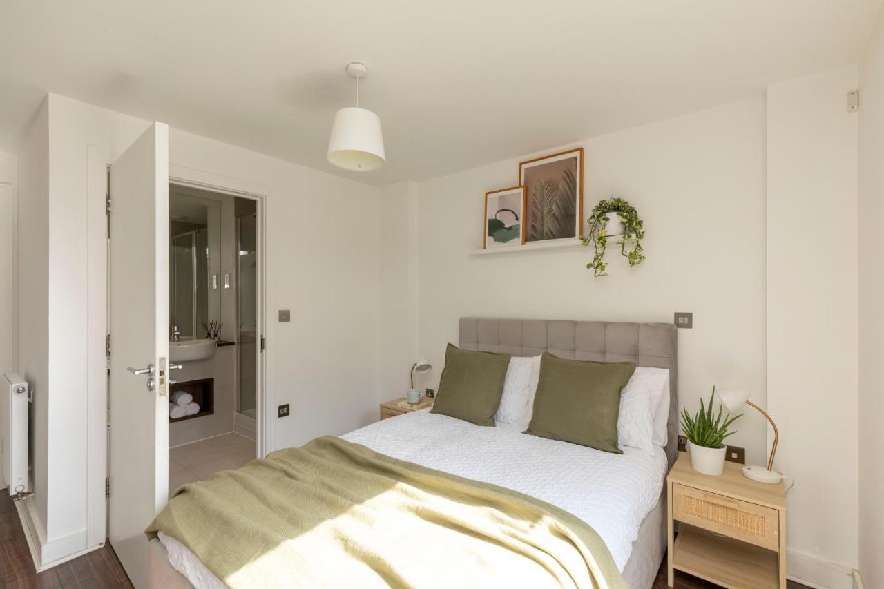 Modern Luxe Apt Just 10 Mins From Tower Bridge! Easy Access To Tube And Bus London Bagian luar foto