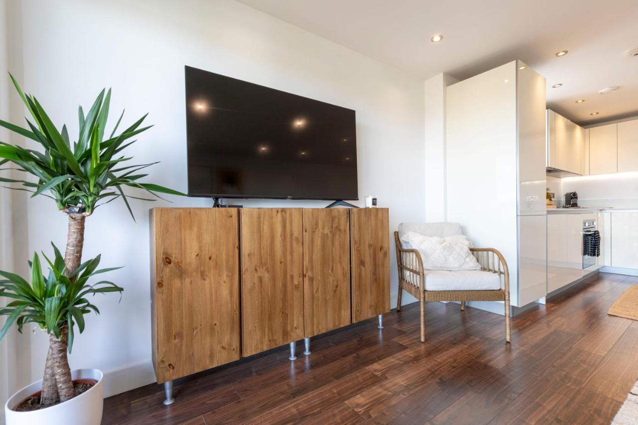 Modern Luxe Apt Just 10 Mins From Tower Bridge! Easy Access To Tube And Bus London Bagian luar foto