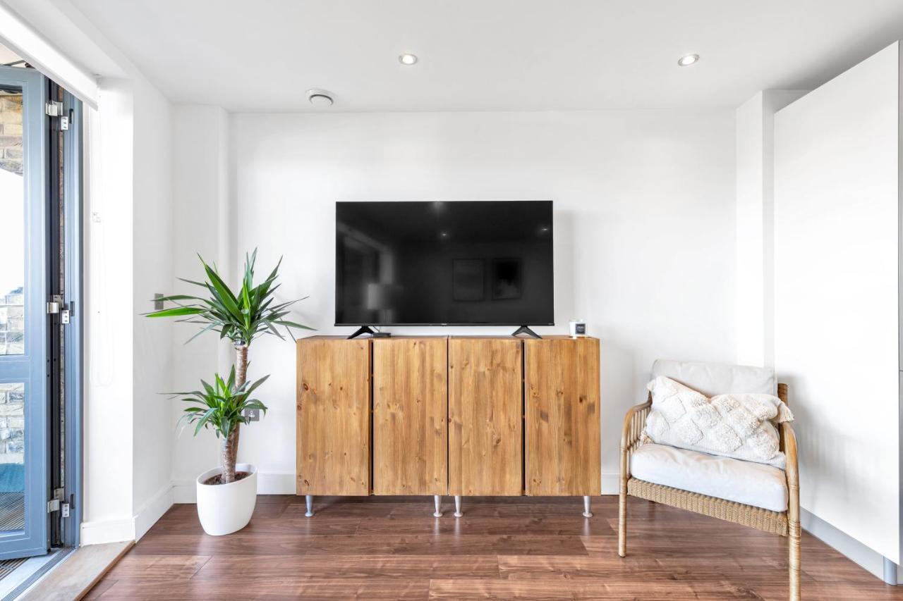 Modern Luxe Apt Just 10 Mins From Tower Bridge! Easy Access To Tube And Bus London Bagian luar foto