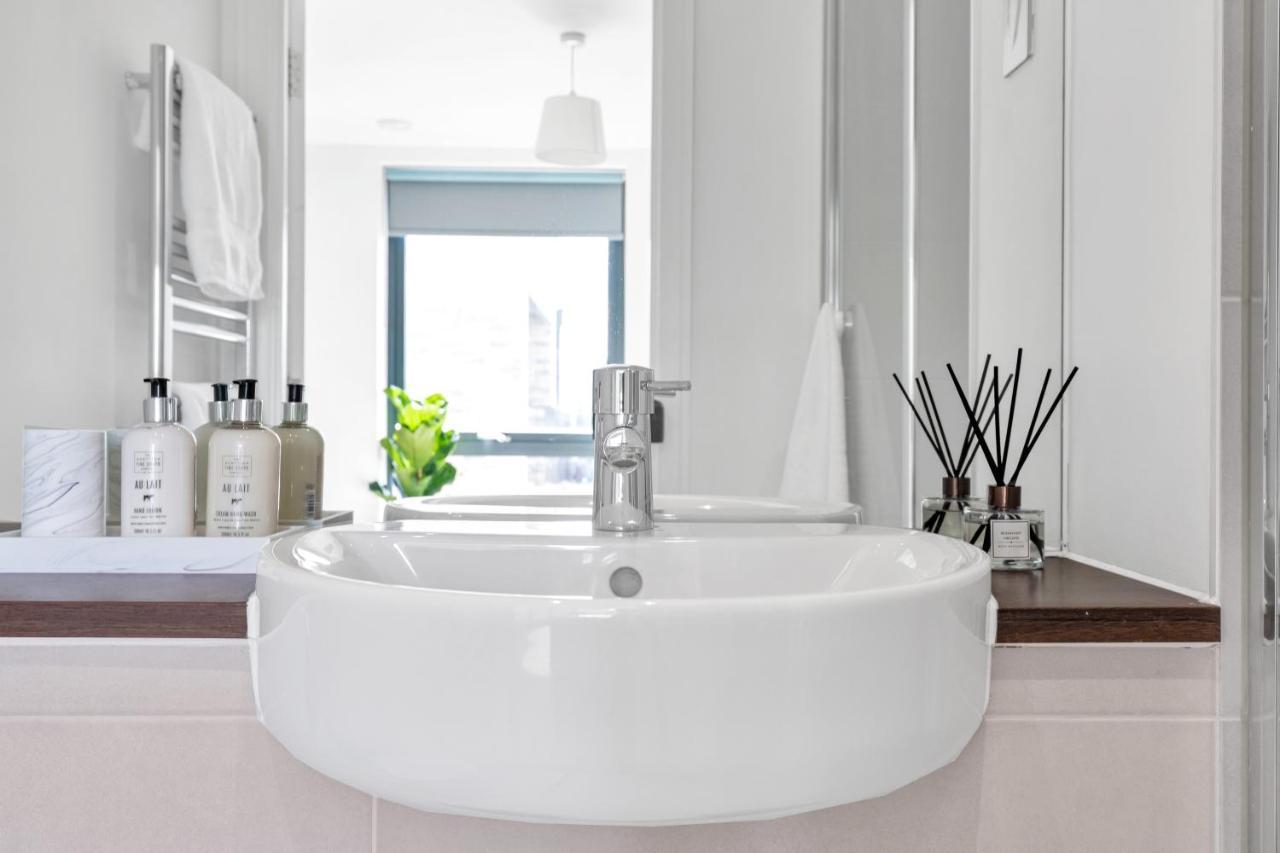 Modern Luxe Apt Just 10 Mins From Tower Bridge! Easy Access To Tube And Bus London Bagian luar foto